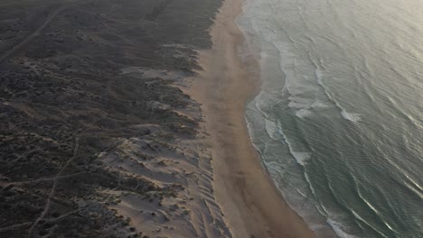 Luftaufnahme-Des-Strandes-Von-Baleal-In-Peniche-Bei-Sonnenuntergang