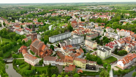 Vista-Aérea-Sobre-La-Ciudad-De-Lidzbark-Warmiński-En-Polonia---Disparo-De-Un-Dron