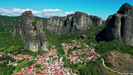 Pueblo-Griego-Aéreo-Lateral-Kalambaka-Con-Impresionante-Paisaje-Rocoso,-Verano