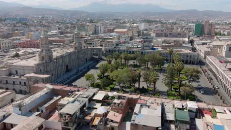 La-Plaza-De-Armas-De-Arequipa,-Comenzando-Con-Una-Vista-Panorámica,-Acercándose-A-La-Catedral-Y-Culminando-Con-Un-Ascenso-épico-Que-Muestra-Toda-La-Grandeza-De-La-Plaza.