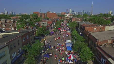 Sabor-De-Italia-A-Lo-Largo-De-College-Street-En-Toronto-Con-Una-Toma-Aérea-Desde-Arriba,-Canadá