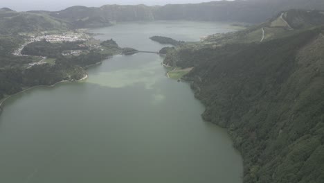Sete-Cidades-Seen-In-Portugal,-Umgeben-Von-üppigen-Grünen-Hügeln-Und-Einem-Entfernten-Dorf,-Luftaufnahme