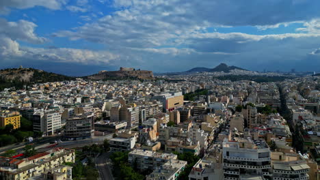 Aerial-rising-shot-of-the-city-of-Athens-and-the-Acropolis-hill,-in-sunny-Greece