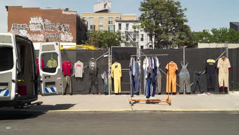 Bürgersteig-Verkauf-Von-Kleidung-Auf-Einem-Zaun-In-Williamsburg,-Brooklyn