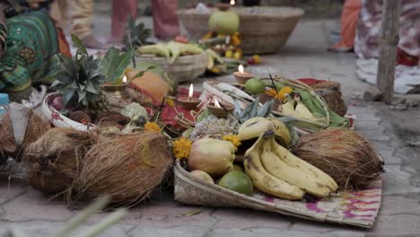 Heilige-Opfergaben-Für-Den-Hinduistischen-Sonnengott-Beim-Chhath-Fest,-Einzigartige-Perspektive