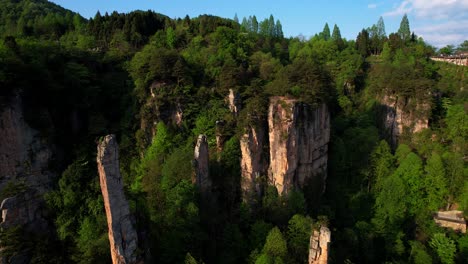 Columnas-Kársticas-Del-Pico-De-La-Pluma-Imperial-En-La-Montaña-Tianzi-En-Zhangjiajie