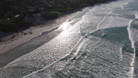 Vista-Aérea-De-Las-Olas-Rompiendo-A-Lo-Largo-De-La-Playa-Carmel-Por-La-Mañana