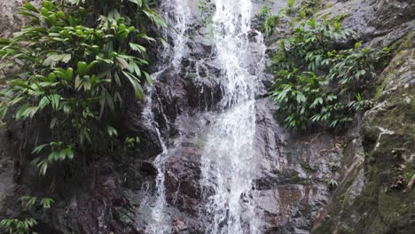 Una-Serena-Cascada-Cae-En-Una-Tranquila-Piscina-Rodeada-De-Exuberante-Vegetación-En-Minca,-Colombia