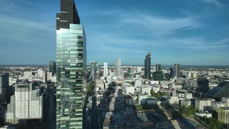 Impresionante-Timelapse-Del-Horizonte-De-Varsovia,-Que-Muestra-Una-Combinación-De-Modernos-Rascacielos-Y-Edificios-Residenciales-Con-El-Telón-De-Fondo-De-Claras-Nubes-Blancas