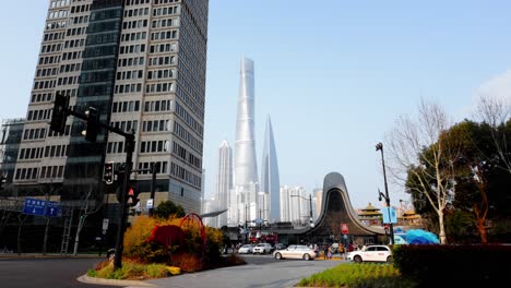 China,-Shanghai:-Das-Video-Fängt-Einen-Spaziergang-Durch-Die-Stadt-Ein-Und-Zeigt-Ständig-Die-Prächtige-Skyline-Des-Finanzzentrums