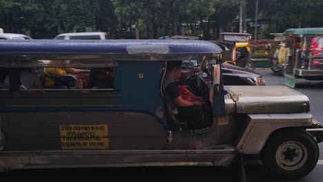 Manila,-Philippines,-Jeepneys,-Motorbikes-and-Vehicles-in-Traffic-Jam