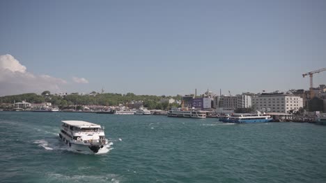 Schiffe,-Fähren,-Boote,-Historische-Gebäude-Im-Bosporus,-Istanbul,-Türkei