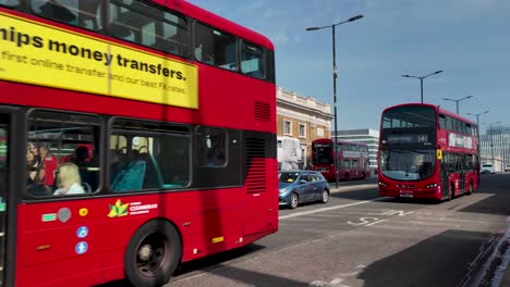 Verkehrsansicht-Auf-Der-London-Bridge-Road-Tagsüber-Mit-Roten-Doppeldeckerbussen,-Die-In-England-Vorbeifahren