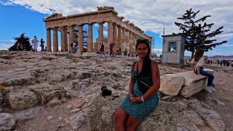 Attraktive-Junge-Frau-Posiert-Am-Parthenon-Auf-Der-Athener-Akropolis