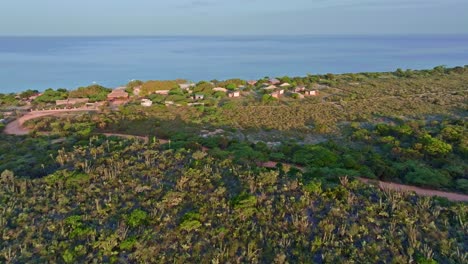 Toma-Aérea-Acercándose-A-La-Zona-Del-Hotel-Eco-Del-Mar-En-Playa-La-Cueva,-República-Dominicana