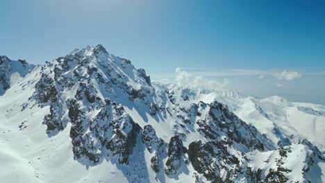 Schroffe-Kanten,-Felsoberflächen,-Unberührte-Weiße-Schneedecke,-Luftaufnahmen