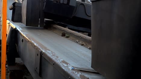 Working-car-shredder-machine,-close-up-of-empty-conveyor-belt