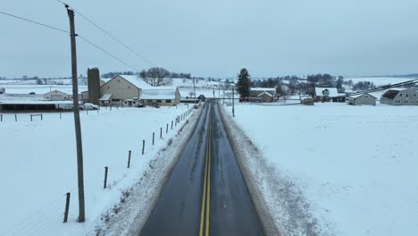 Landstraße-In-Der-Amerikanischen-Landschaft-Im-Winter-Mit-Schnee-Bedeckt