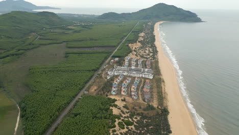 Drohnenaufnahmen-über-Dem-Strand-Von-Lang-Co-Mit-Einem-Verlassenen-Hotelkomplex-Darunter