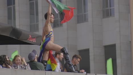 Schwuler-Mann-Mit-Lederstiefeln-Hisst-Eine-Palästinensische-Flagge,-Um-Am-Pride-Day-Gegen-Den-Völkermord-Im-Gazastreifen-Zu-Protestieren