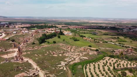 Die-Ruinen-Und-Die-Landschaft-Der-Alten-Stadt-Belchite-In-Saragossa,-Spanien,-Luftaufnahme