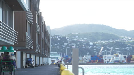 Ein-Quad-Fährt-Die-Uferpromenade-In-Wellington,-Neuseeland-Entlang