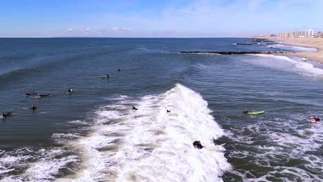 Eine-Luftaufnahme-Von-Surfern,-Die-An-Einem-Sonnigen-Tag-Das-Meer-Genießen