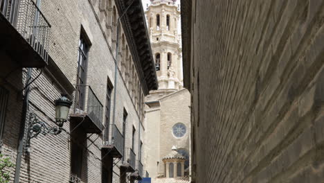 Narrow-alley-in-Zaragoza-leading-to-La-Seo-cathedral,-daytime