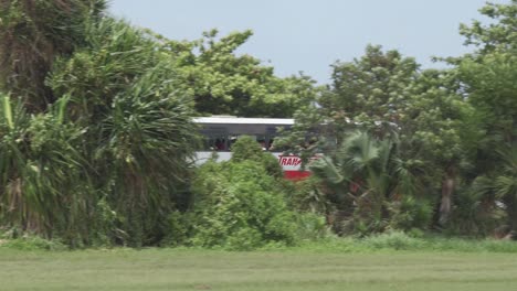 Chinesischer-Yutong-Bus-Des-öffentlichen-Verkehrsunternehmens-Transmetro-In-Kuba,-Schwenkaufnahme
