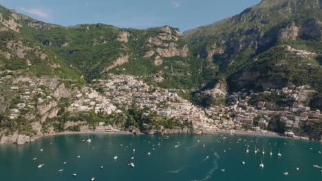 Luftbild-Panorama-Drohnenaufnahmen-Von-Positano-An-Der-Italienischen-Amalfiküste-An-Einem-Sonnigen-Tag