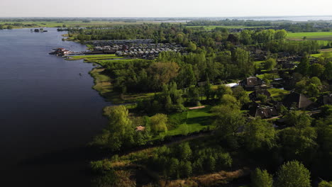 Calmness-of-Giethoorn-village-in-Netherlands-on-lake-coastline,-aerial-panoramic-view
