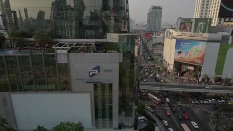 Órbita-Aérea-Alrededor-Del-Rascacielos-Cbd-Reflectante-De-Bangkok-Con-Piscina-En-La-Azotea