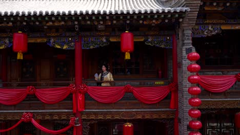 Niña-Qing-Mirando-Desde-El-Balcón-Con-Faroles-Rojos-Chinos-Típicos-En-Pingyao