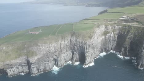 Hohe-Felsklippen-Von-Ponta-Do-Cintrao,-Insel-São-Miguel,-Azoren,-Portugal