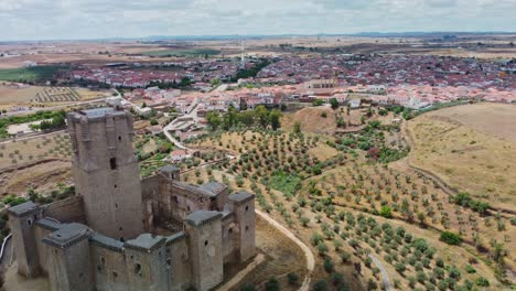 Burg-Belalcazar-Mit-Der-Stadt-Belalcazar,-Cordoba,-Spanien-Im-Hintergrund,-Luftaufnahme
