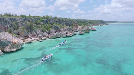 Zwei-Yachten-Mit-Touristen-Besuchen-Die-Küste-Der-Bucht-Von-Las-Aguilas-In-Pedernales