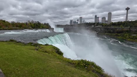 Cataratas-Del-Niágara-Tomadas-Desde-El-Lado-Americano-Con-Vistas-Al-Lado-Canadiense-Con-El-Agua-Cayendo-Fuertemente-Desde-La-Cascada