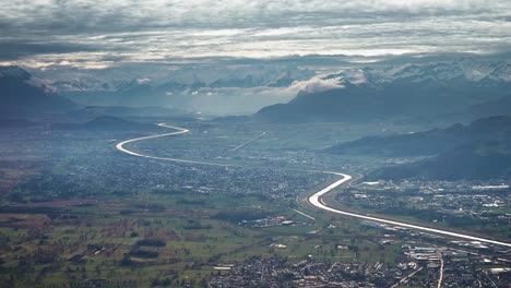 El-Canal-Atraviesa-El-Valle-Densamente-Poblado-En-La-Frontera-De-Suiza-Y-Austria.