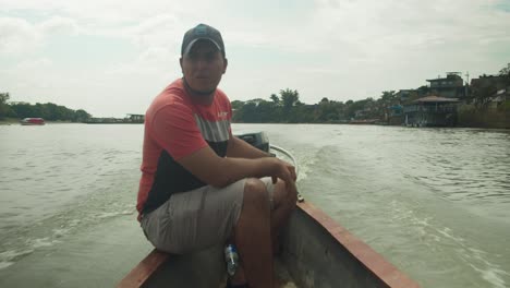 Hombre-Dirigiendo-Una-Lancha-En-Un-Río-En-Florencia,-Colombia-En-Un-Día-Nublado