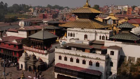 Vista-Elevada-Del-Río-Bagmati-Y-El-Templo-Pashupatinath,-Katmandú,-Nepal