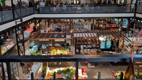 Toma-De-ángulo-Alto-De-Personas-Comprando-Frutas-Y-Verduras-En-Un-Supermercado-Con-Una-Cafetería-En-El-último-Piso