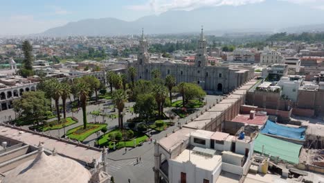 La-Plaza-Principal-De-Arequipa-Con-Esta-Reveladora-Vista.