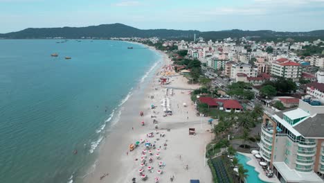 Costa-De-La-Playa-De-Canasvieiras,-Florianópolis,-Brasil