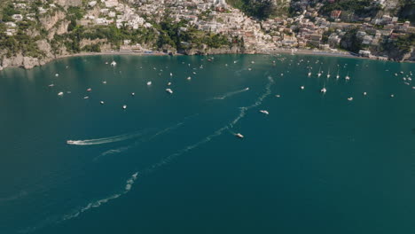 Luftaufnahme:-Langsame-Drohnenaufnahme-Von-Positano-An-Der-Italienischen-Amalfiküste-An-Einem-Sonnigen-Tag