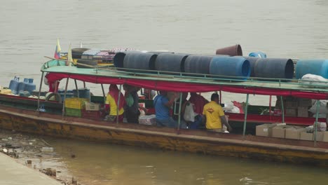 Gente-Cargando-Carga-En-Un-Barco-En-Florencia,-Colombia,-A-La-Orilla-Del-Río.