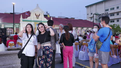 Zeitraffer-Von-Stadtbewohnern,-Die-Ein-Thailändisches-Fest-In-Einem-Rathaus-Feiern,-Chacheongsao,-Thailand