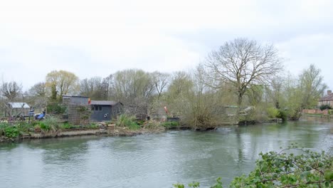 Malerischer-Blick-Auf-Die-Themse-Mit-örtlichen-Gemeinschaftsgärten-Und-Traditionellen-Roten-Backsteinhäusern-Mit-Blick-Auf-Den-Fluss-In-Der-Stadt-Oxford,-England,-Großbritannien