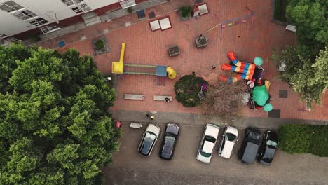 Die-Draufsicht-Fängt-Die-Szene-Ein,-In-Der-Kinder-Auf-Einem-Spielplatz-Ein-Ballspiel-Spielen