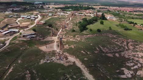Ruinen-Der-Alten-Stadt-Belchite-In-Saragossa,-Spanien,-Umgeben-Von-üppigen-Grünen-Feldern,-Luftaufnahme