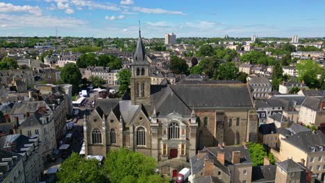 Kathedrale-Der-Heiligen-Dreifaltigkeit,-Laval-Im-Département-Mayenne,-Frankreich